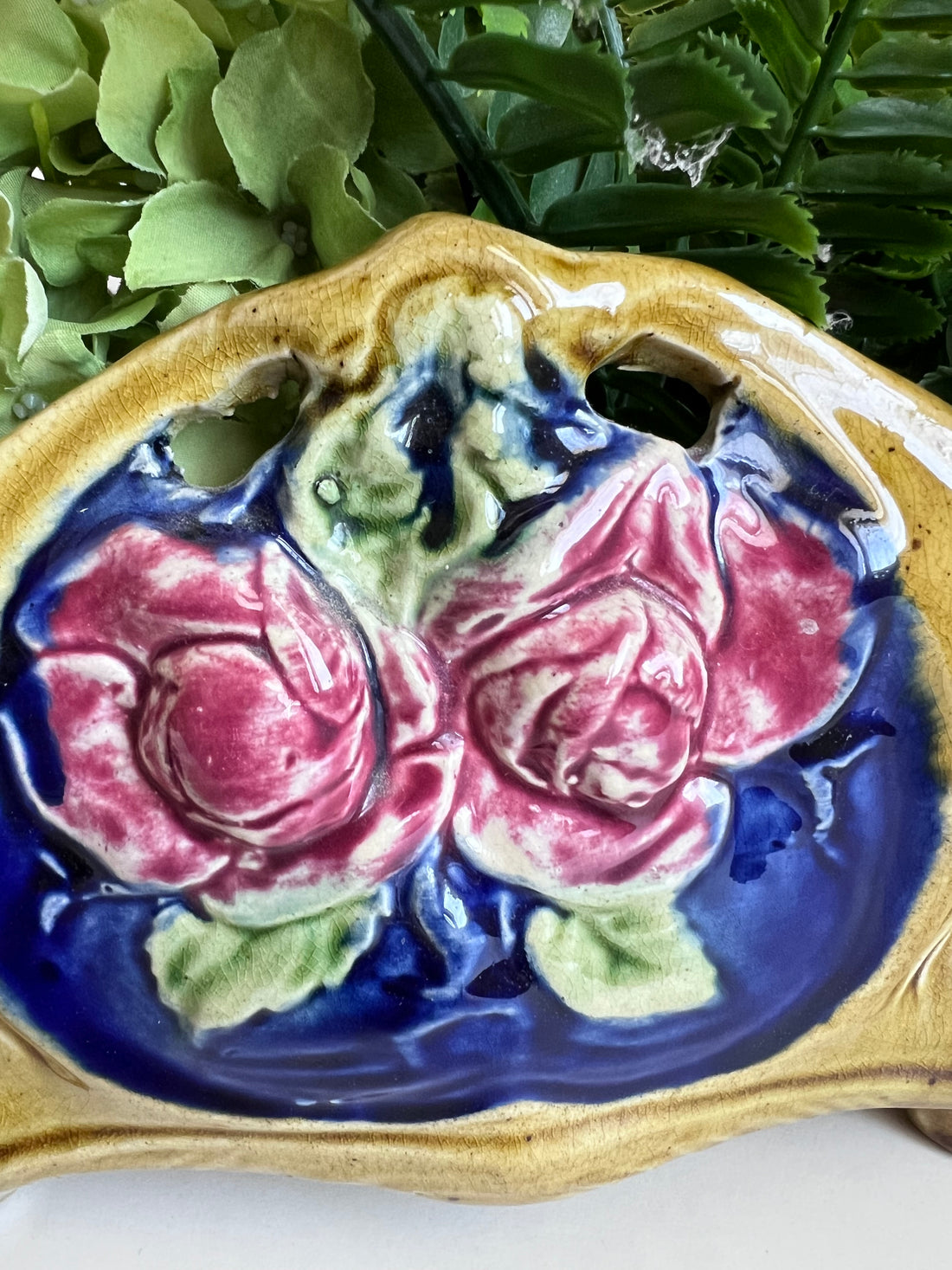 Grande jardinière Art Nouveau en barbotine aux roses 1890-1900