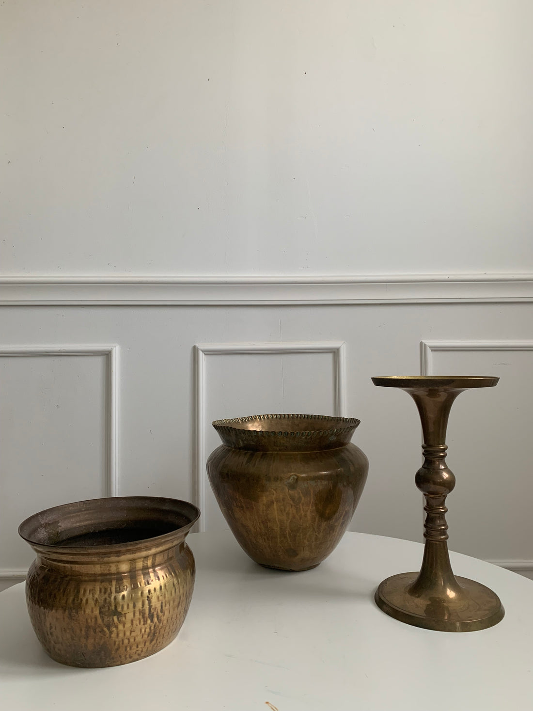 Paire de cache-pots en laiton martelé