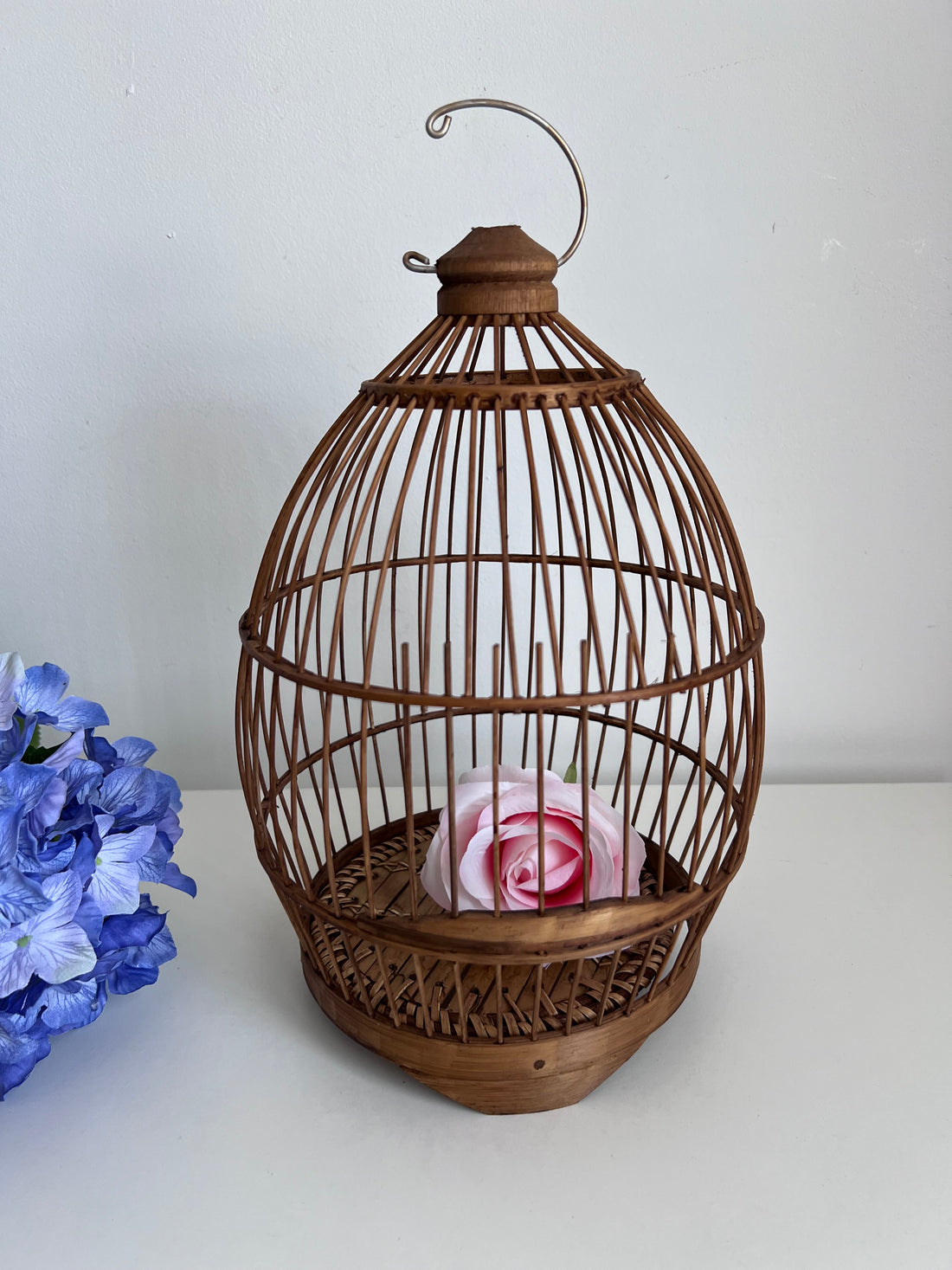Petite cage ancienne avec porte coulissante