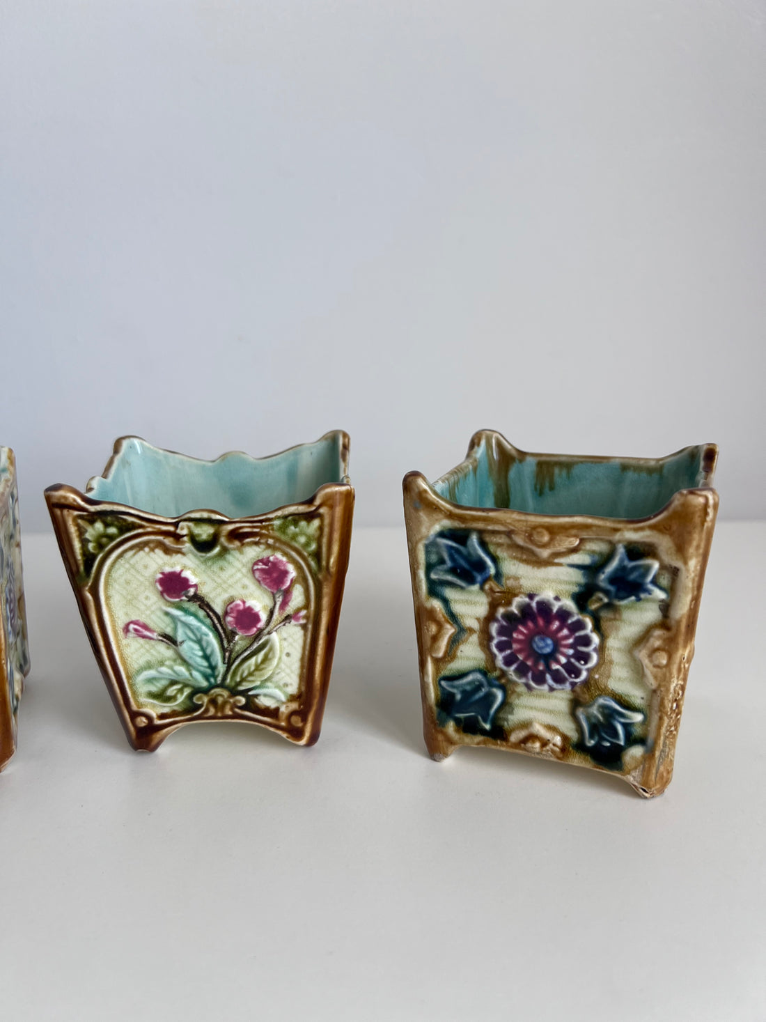 Série de 3 petits cache-pots en barbotine 1900