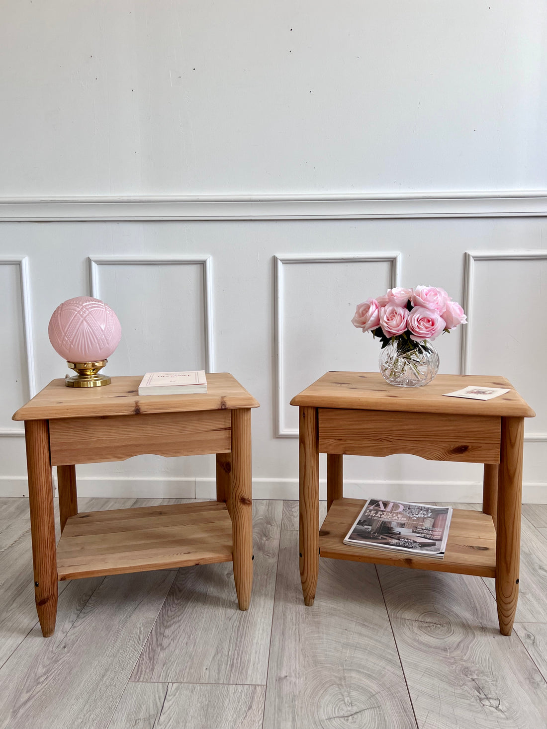 Paire de tables de chevets en pin
