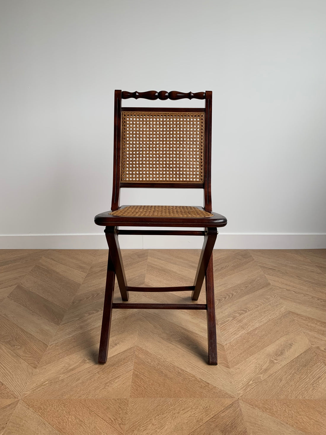 Ensemble de trois chaises cannées pliantes