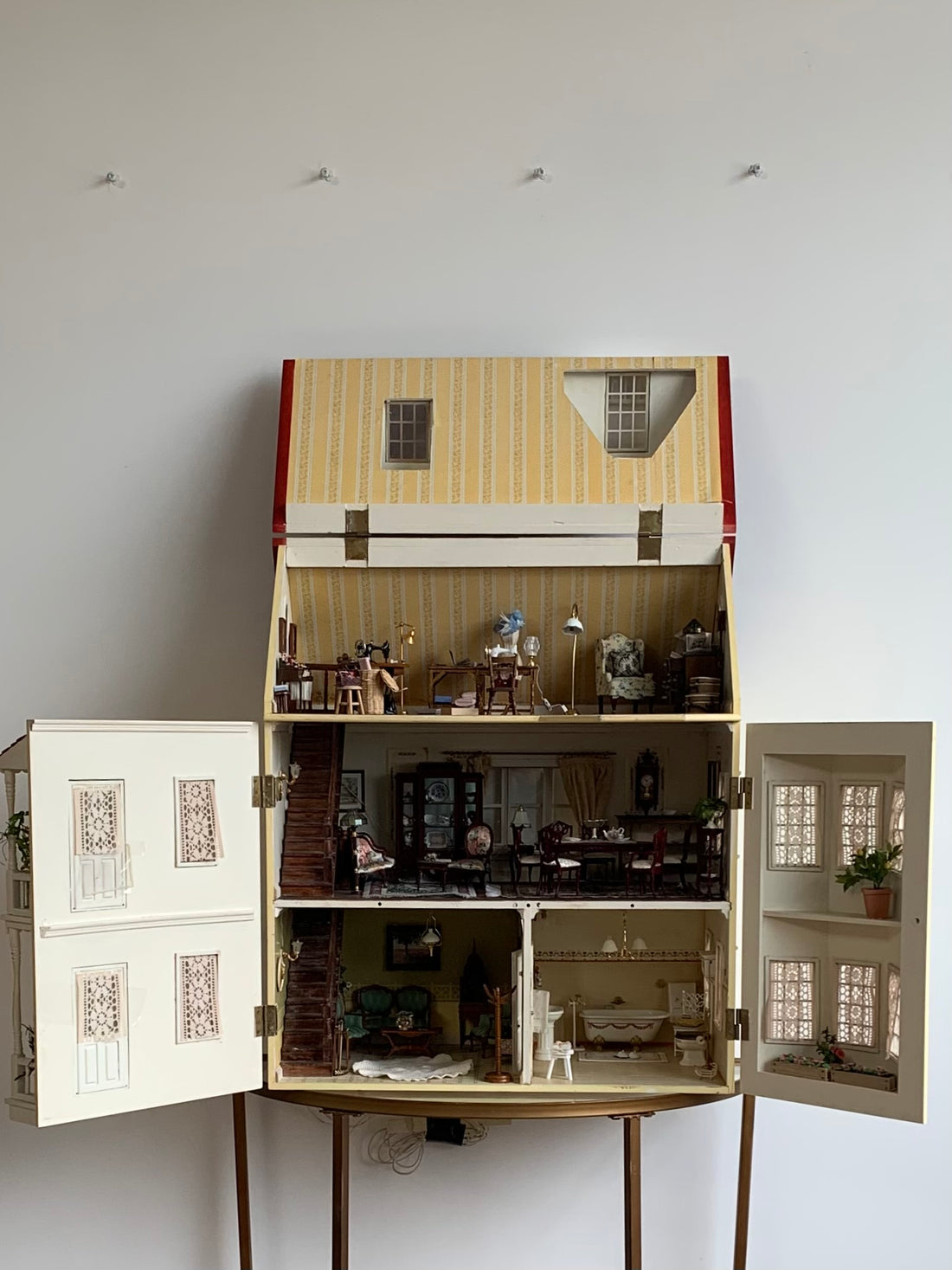 Ancienne maison de poupée