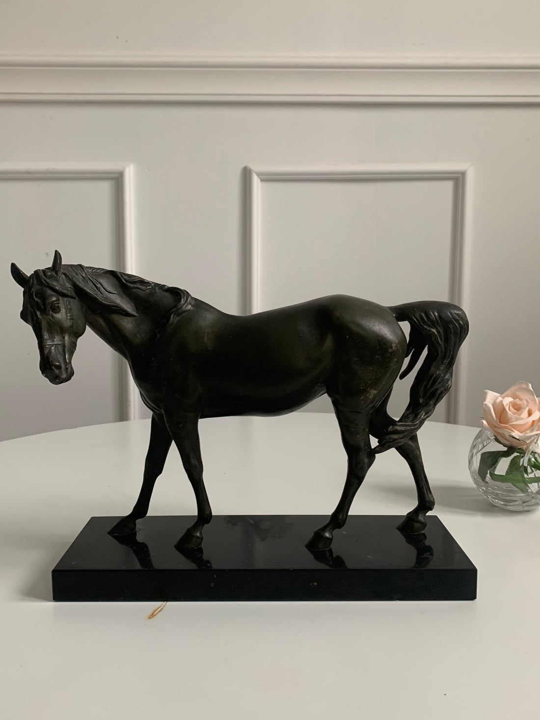 Cheval sur marbre noir