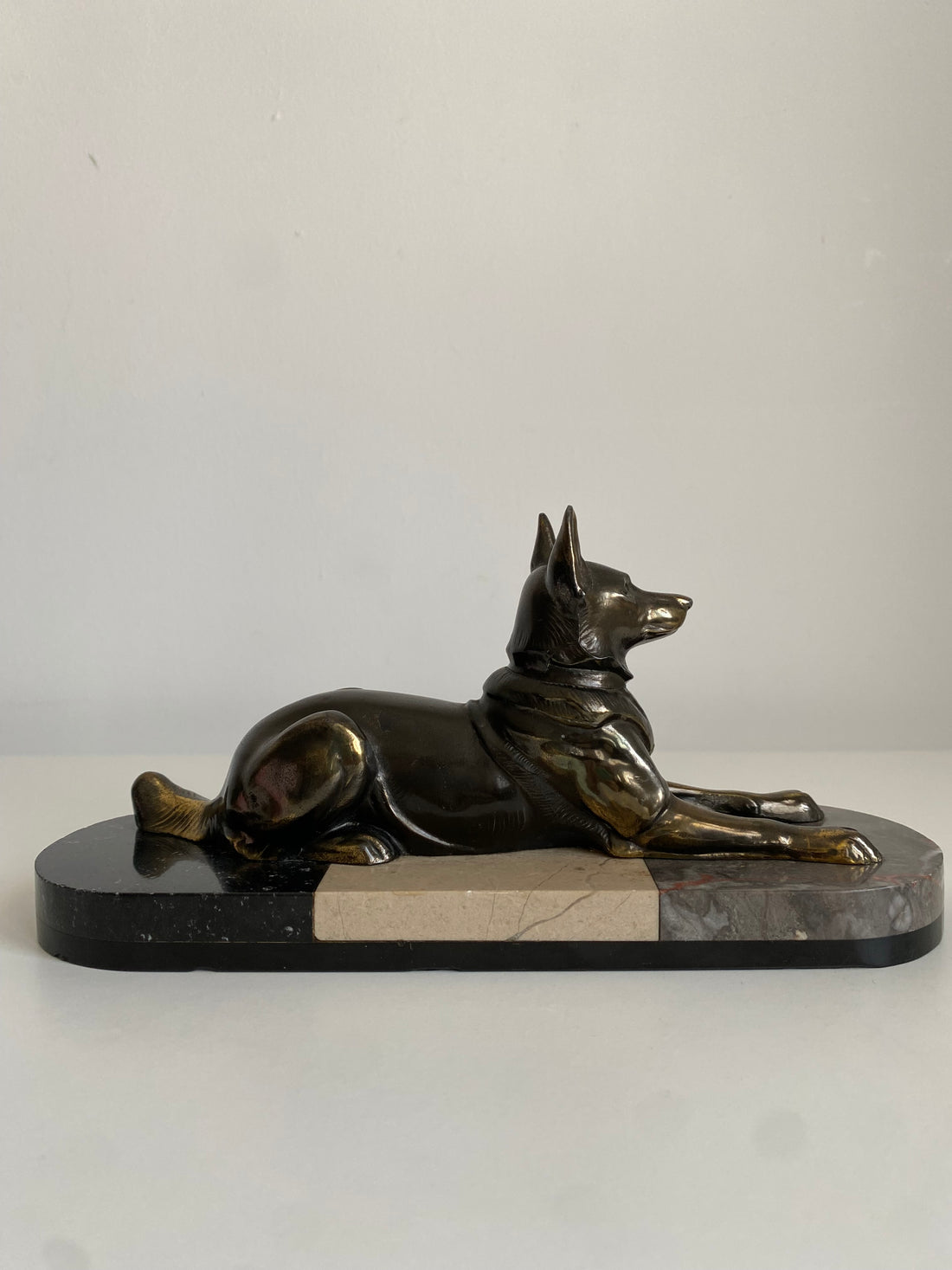 Sculpture d'alsacien sur marbre tricolore 1940