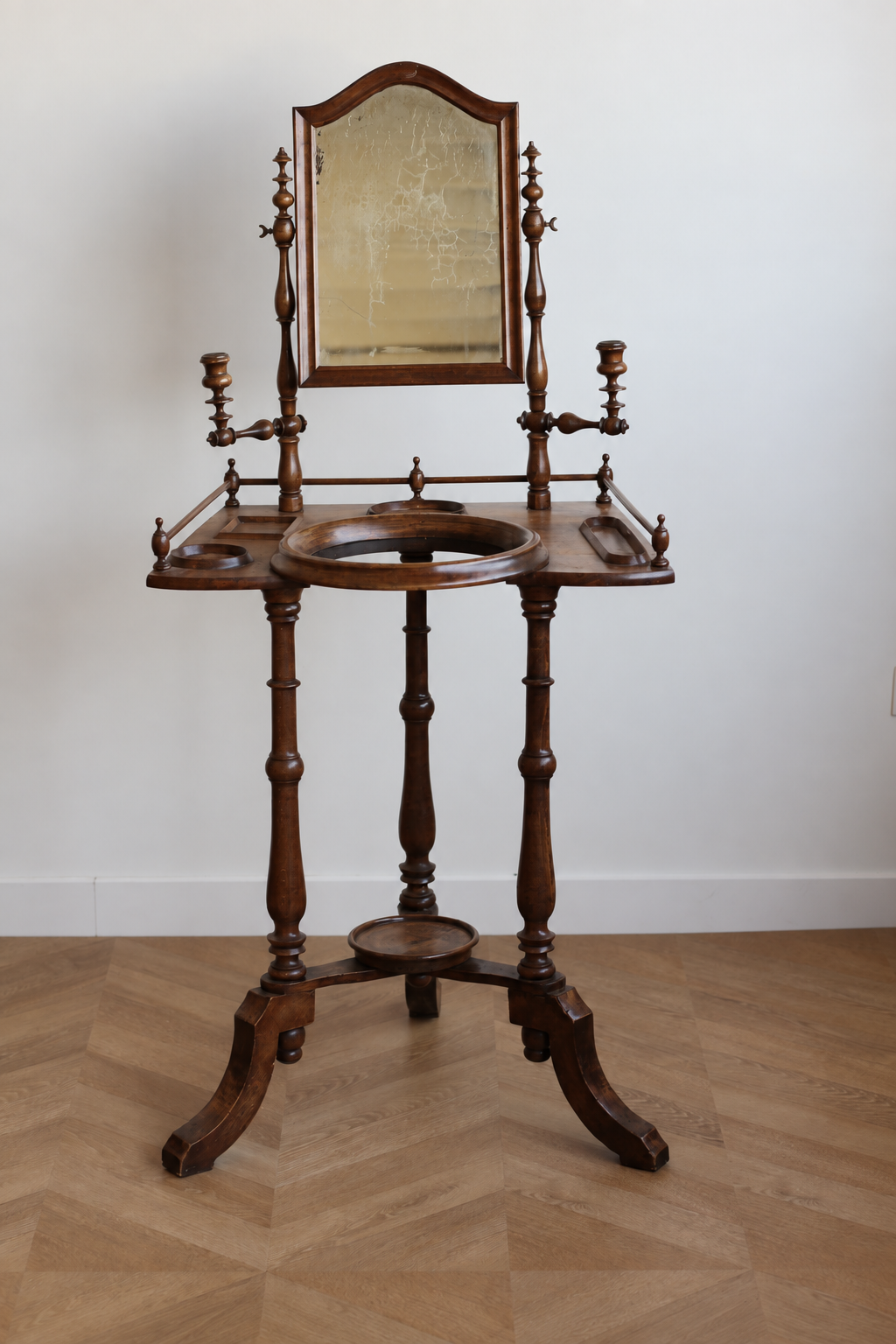 Meuble de toilette fin XIXème avec psyche, porte-bougies et garni d'accessoires Luneville