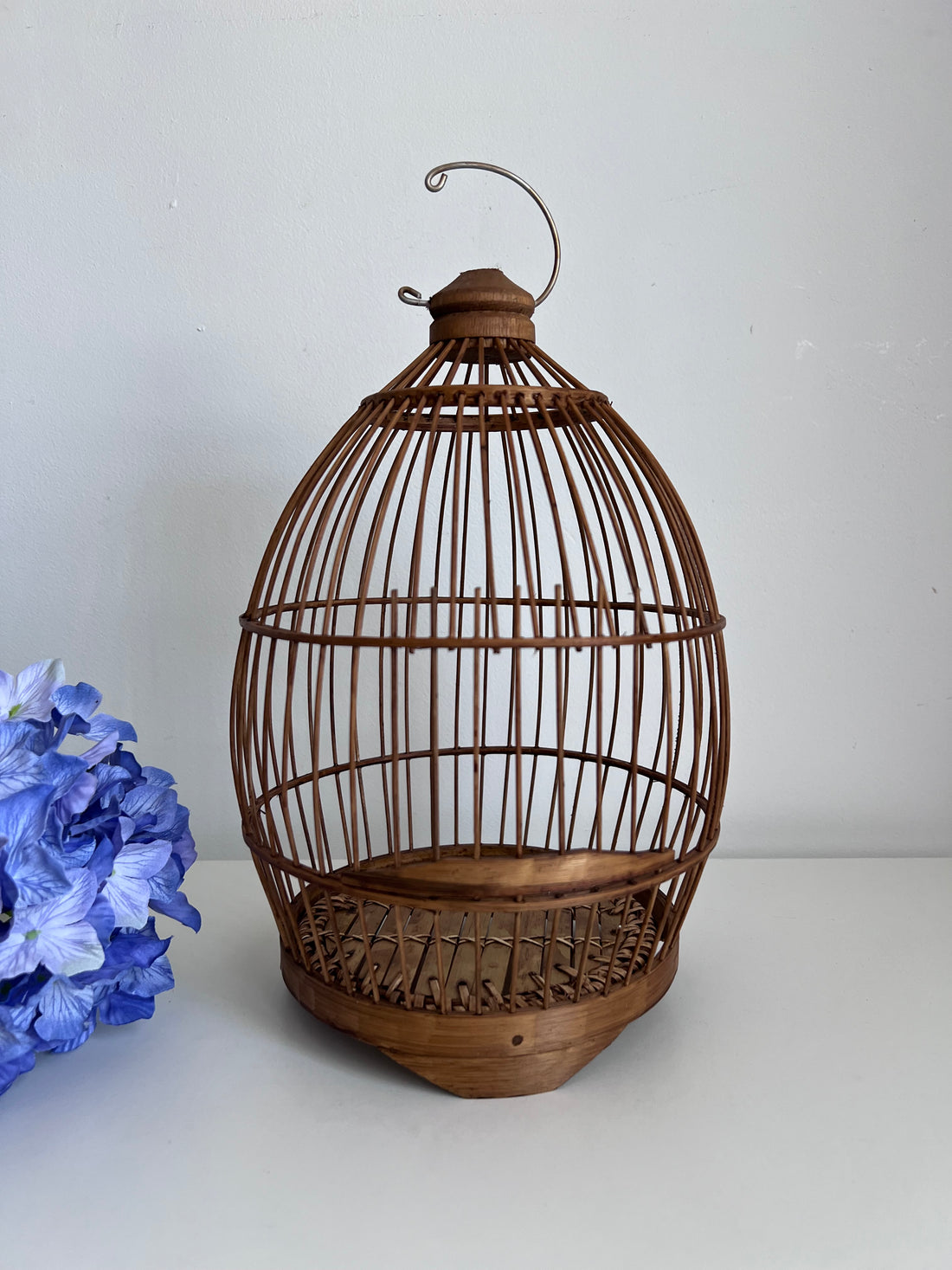 Petite cage ancienne avec porte coulissante