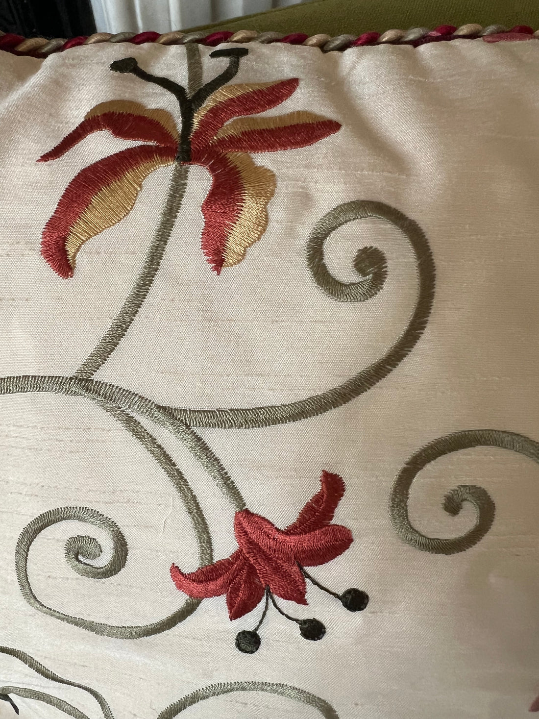 Coussin anglais en soie brodée