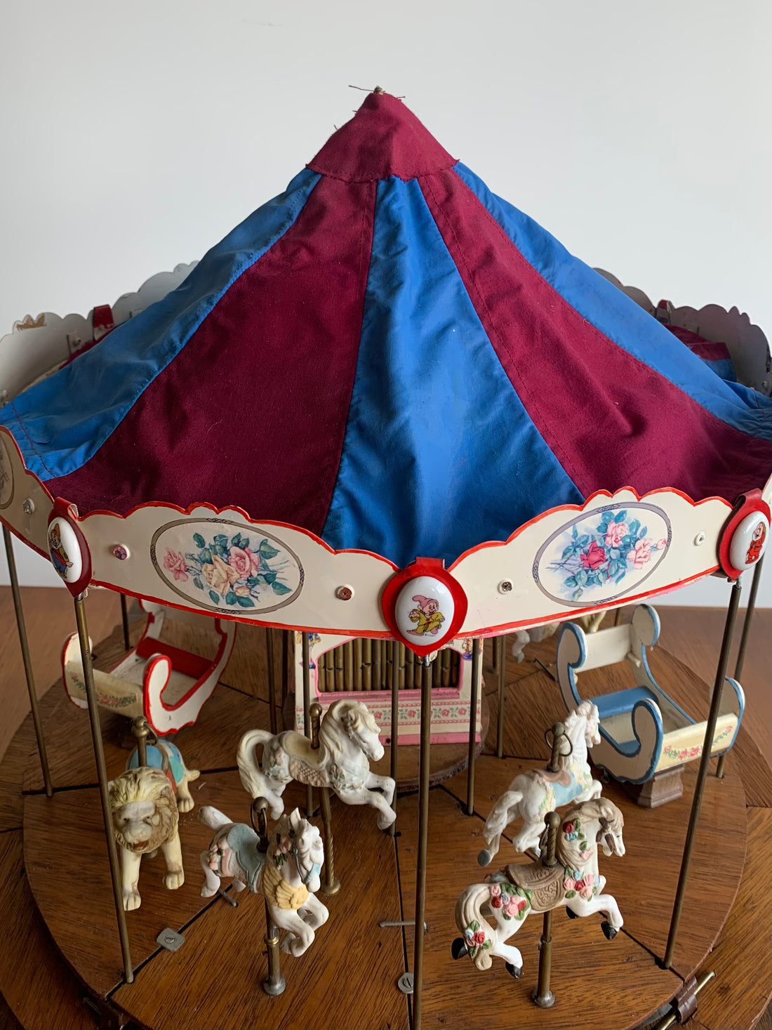 Carrousel artisanal aux chevaux de bois