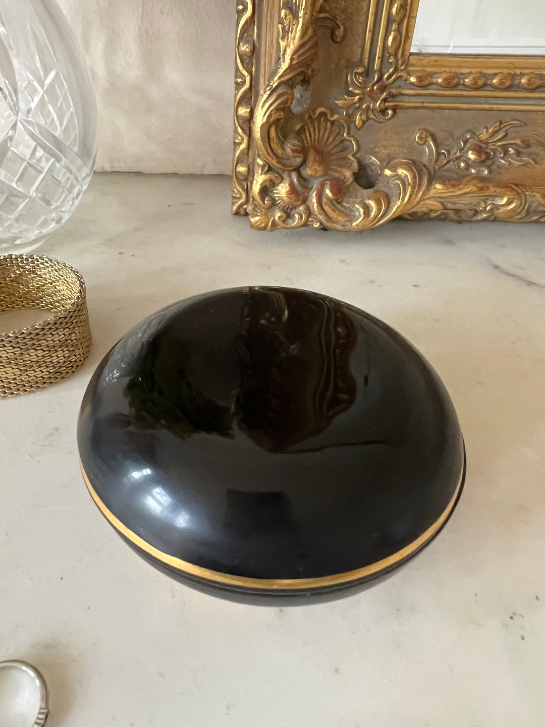 Boîte à bijoux laquée noir et or