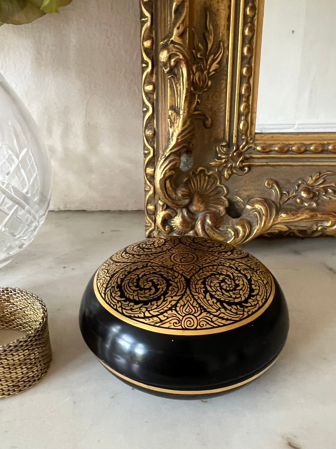 Boîte à bijoux laquée noir et or