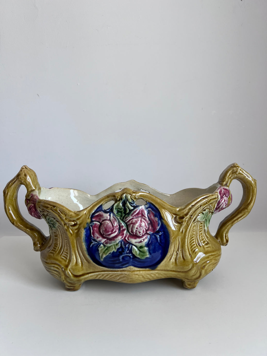 Grande jardinière Art Nouveau en barbotine aux roses 1890-1900