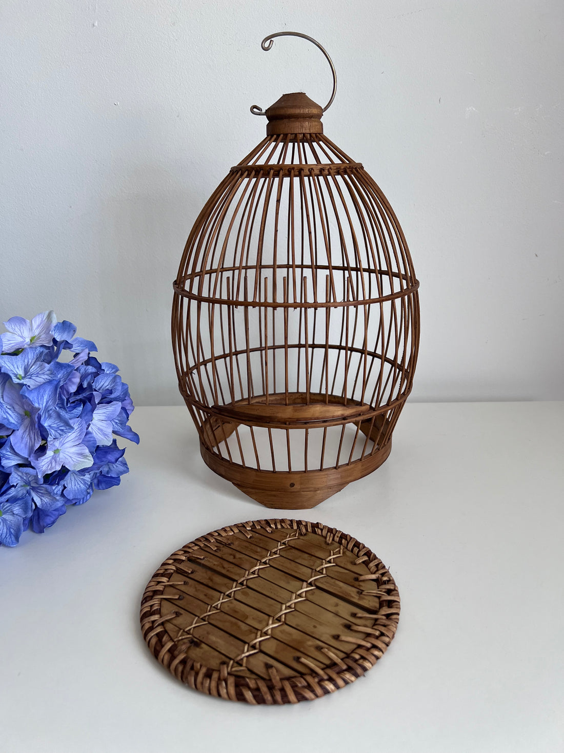 Petite cage ancienne avec porte coulissante