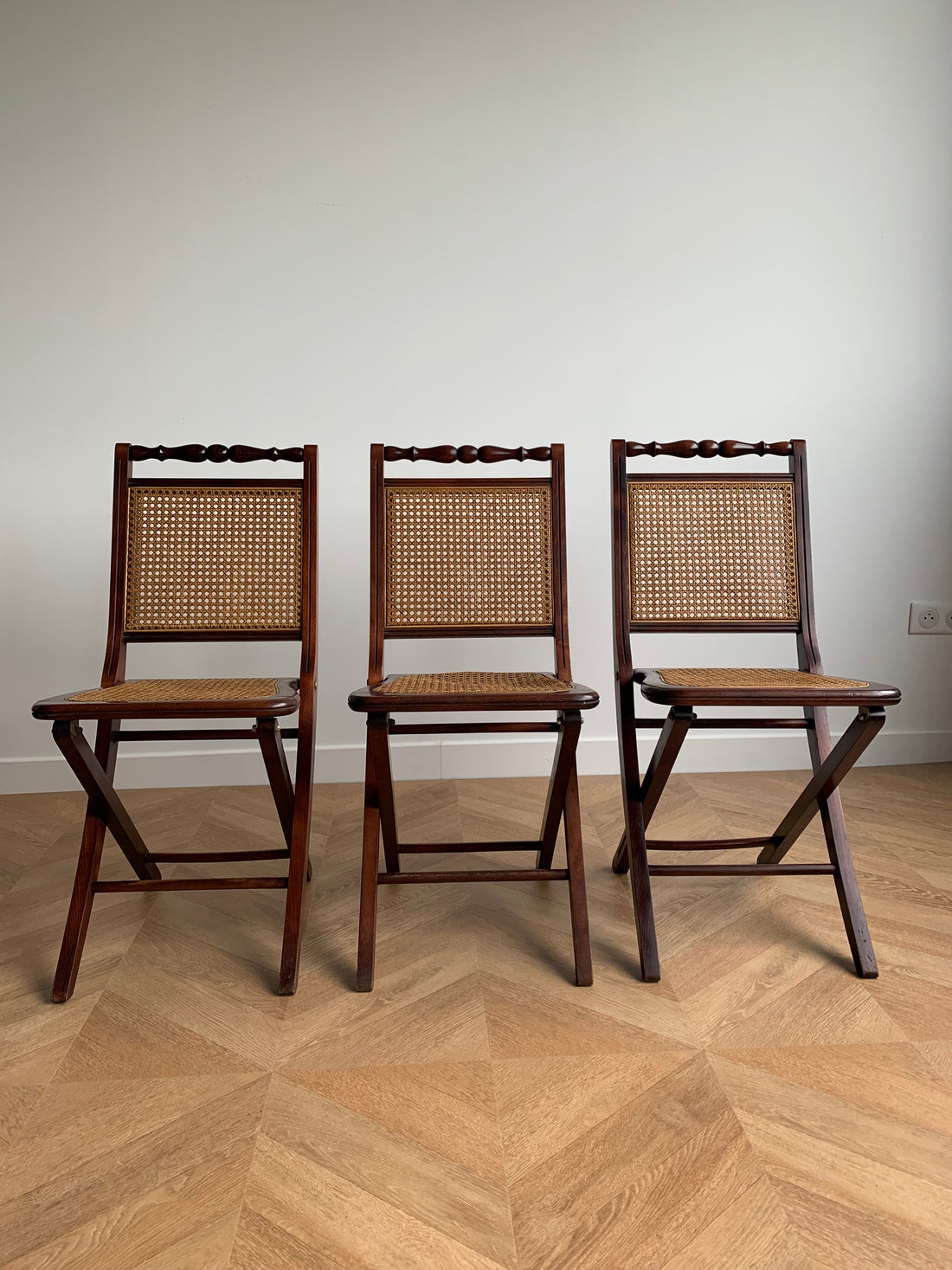 Ensemble de trois chaises cannées pliantes