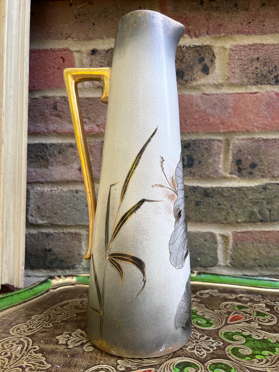Grand pichet Falcon Ware Art Déco - décor floral, rehauts émaillés et dorés- Angleterre, vers 1930