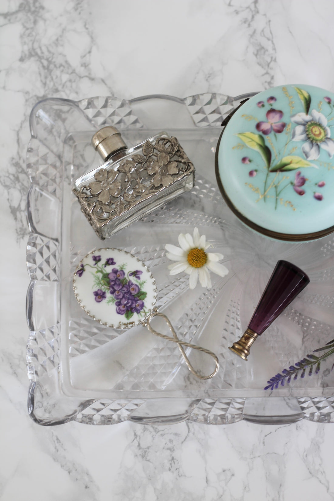 Boîte de toilette en opaline peinte à la main, vers 1900