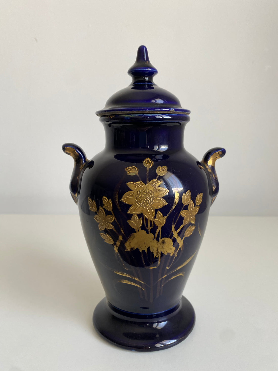 Pot couvert bleu et or milieu XXème
