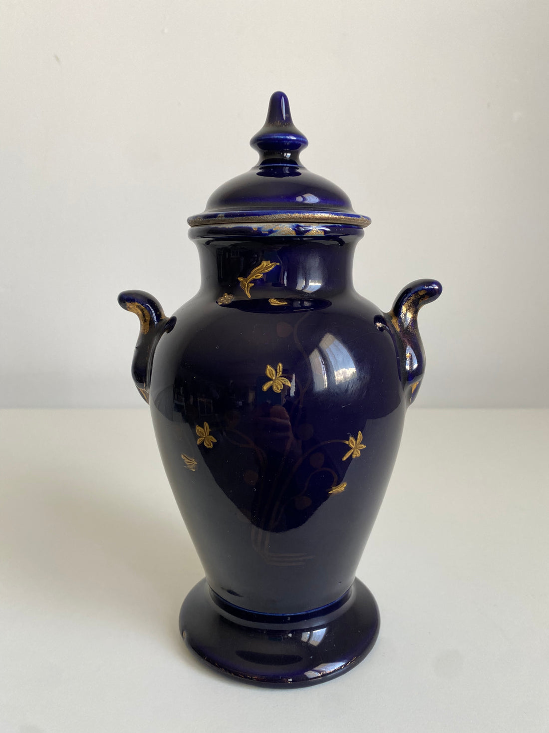 Pot couvert bleu et or milieu XXème