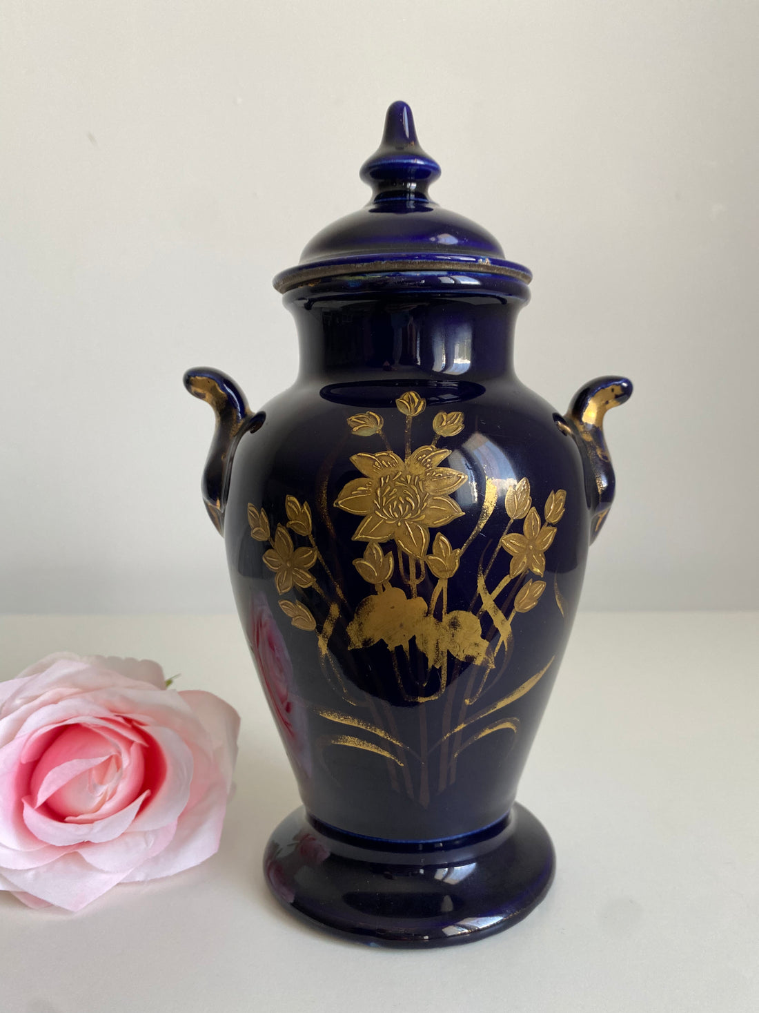 Pot couvert bleu et or milieu XXème