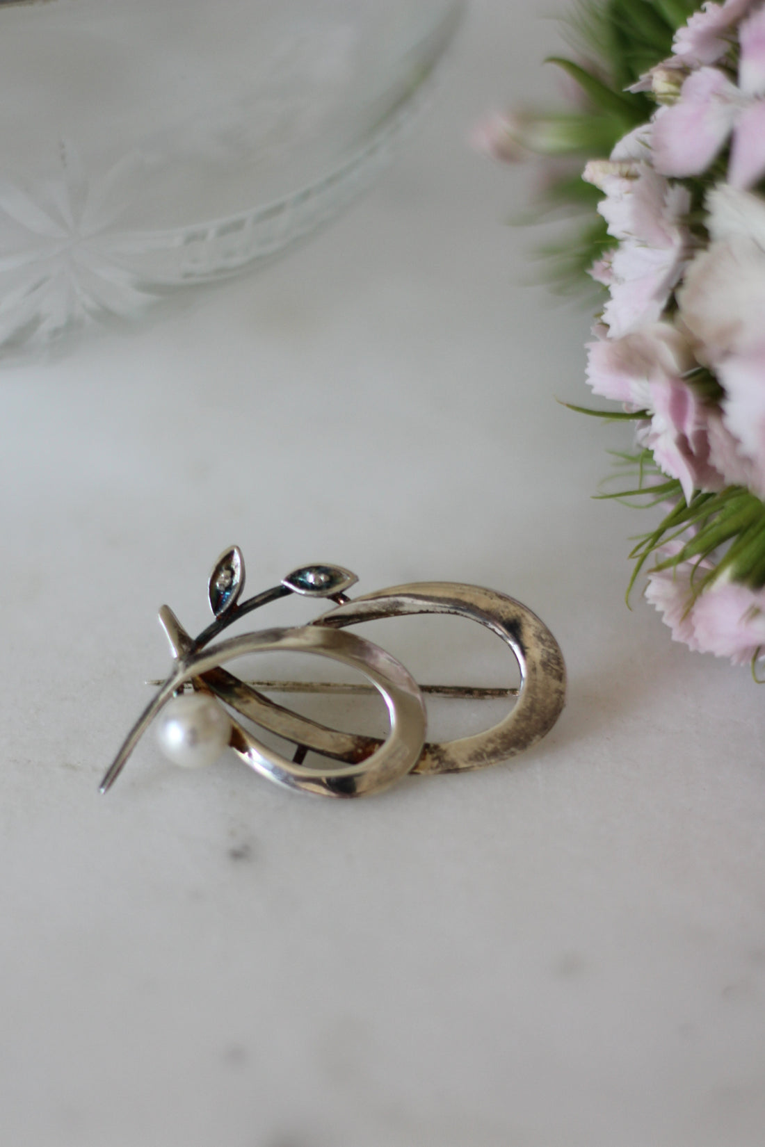 Broche perle de culture et argent 1960