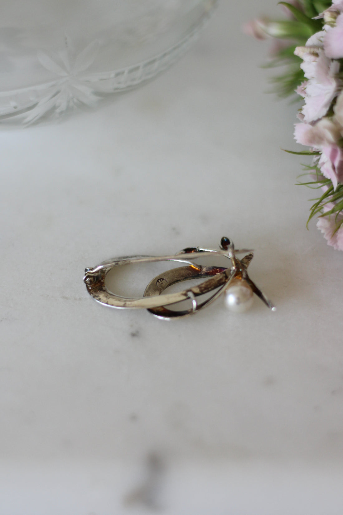 Broche perle de culture et argent 1960