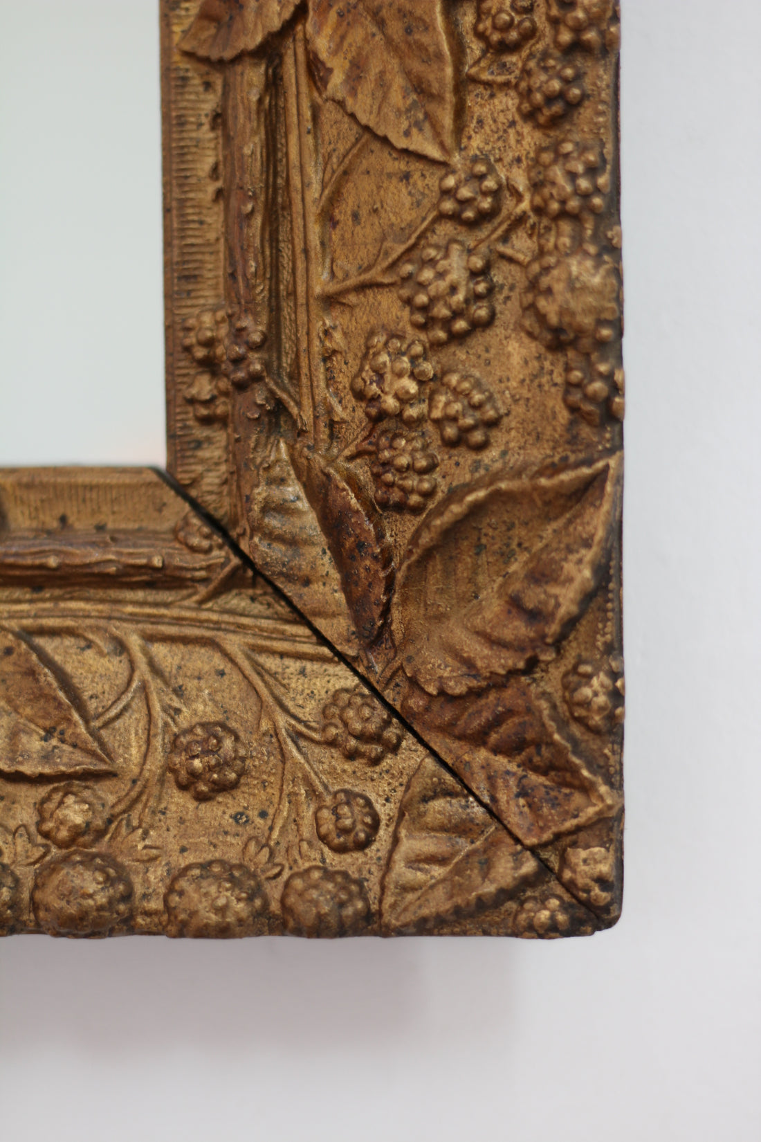 Miroir ancien au décor de mûres, vers 1930