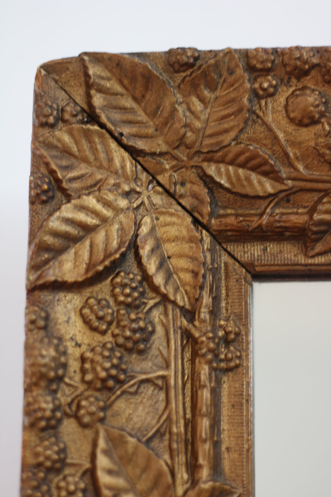 Miroir ancien au décor de mûres, vers 1930