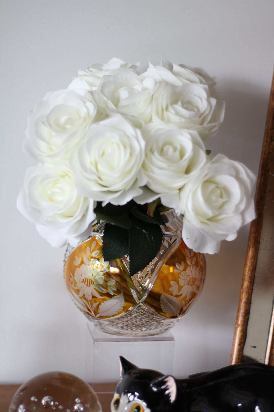 Vase boule ambré en cristal de Bohême