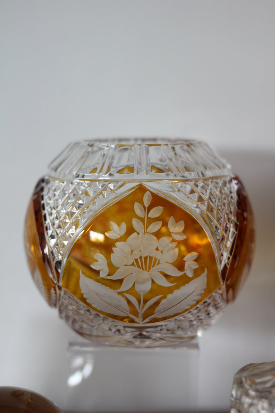 Vase boule ambré en cristal de Bohême