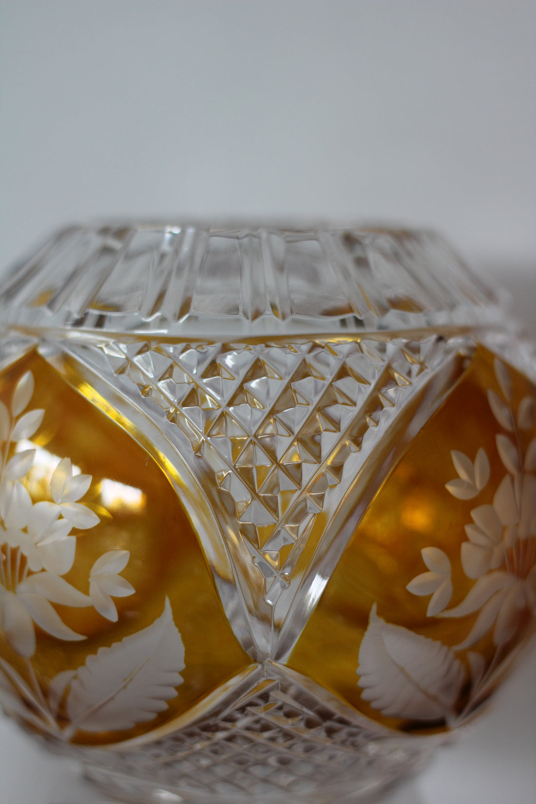 Vase boule ambré en cristal de Bohême