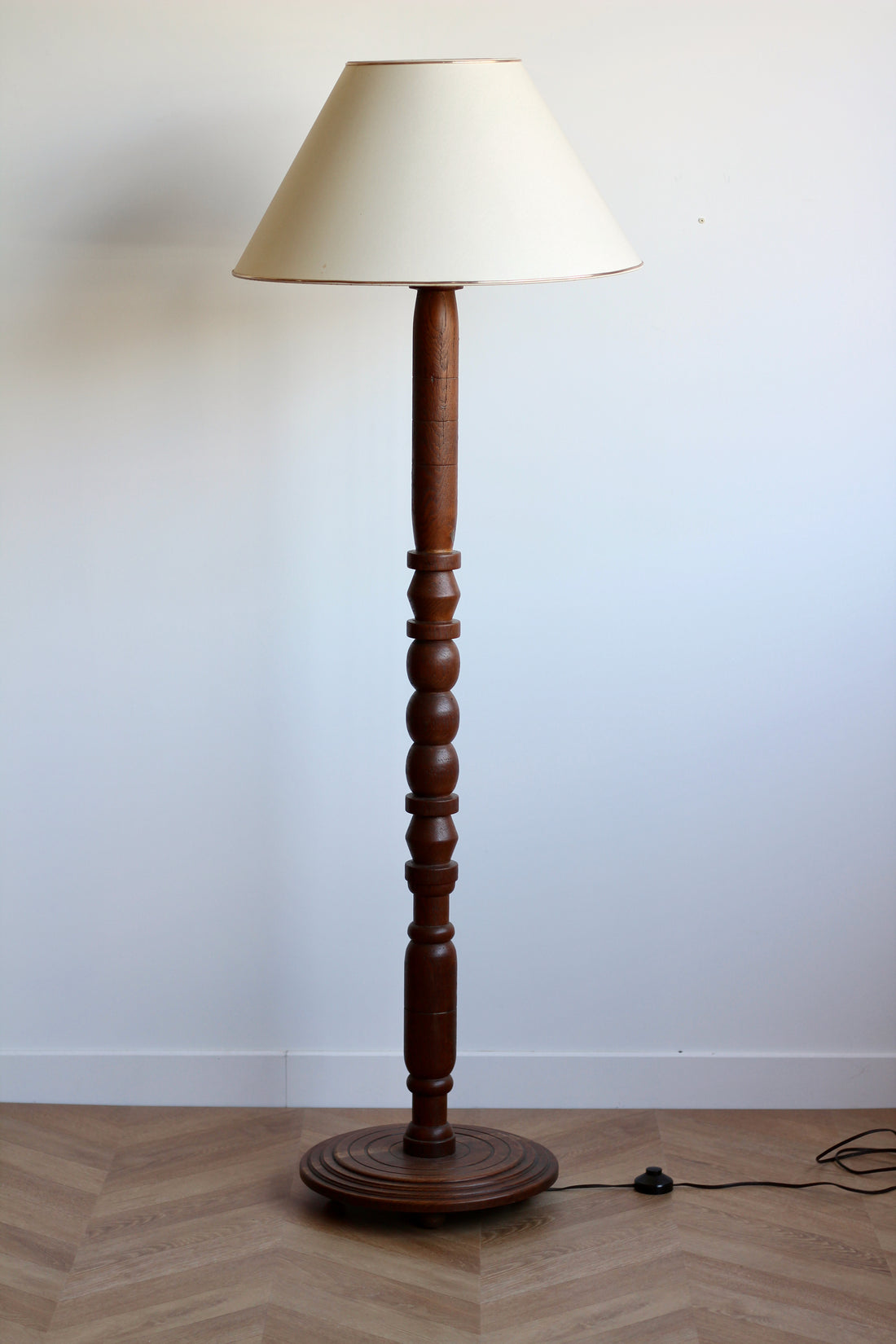 Grand lampadaire en bois tourné, années 50