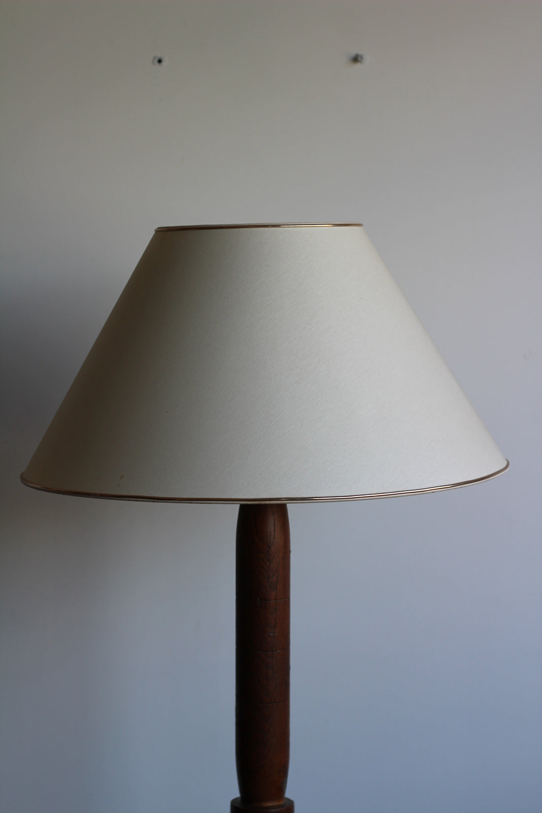 Grand lampadaire en bois tourné, années 50
