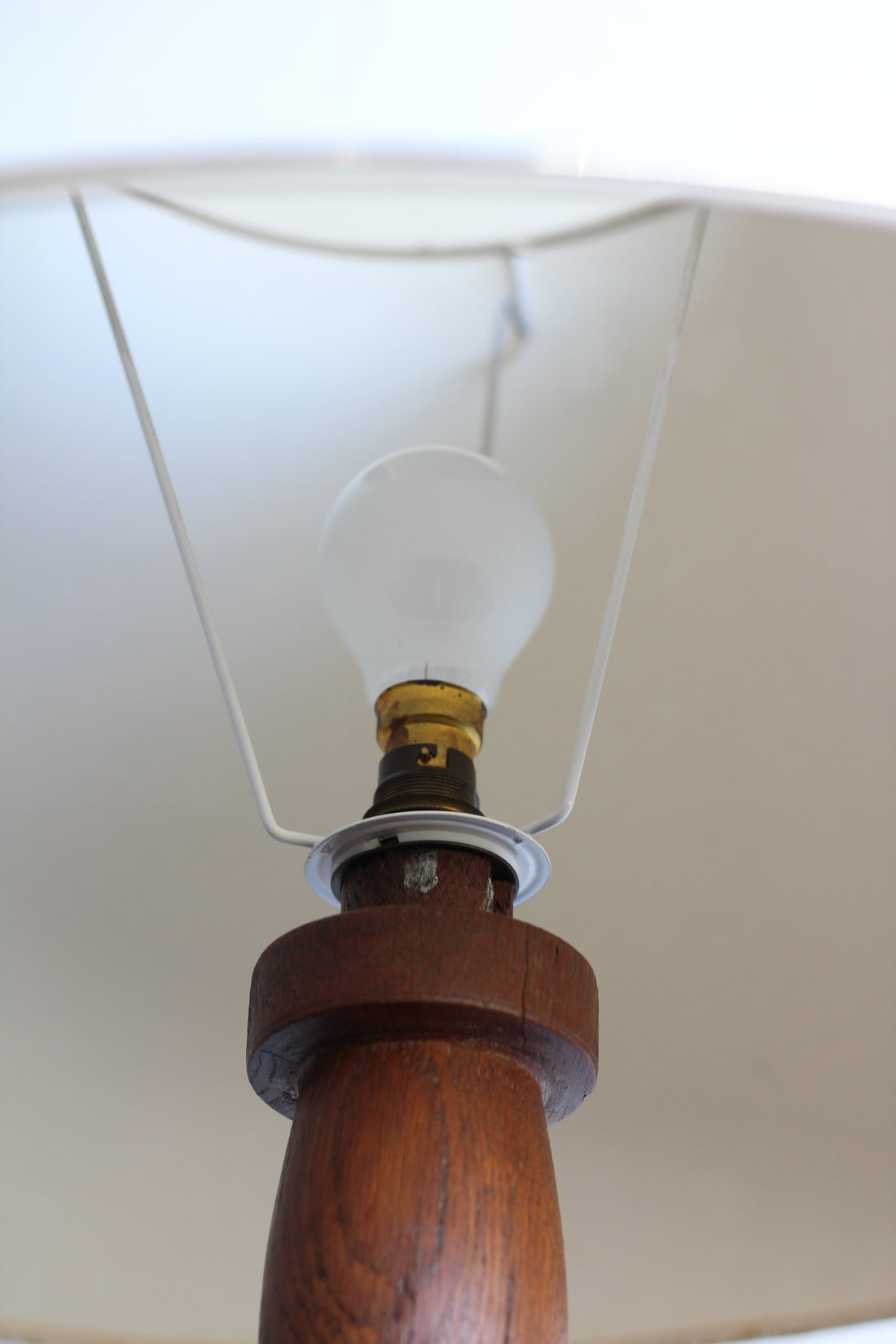 Grand lampadaire en bois tourné, années 50