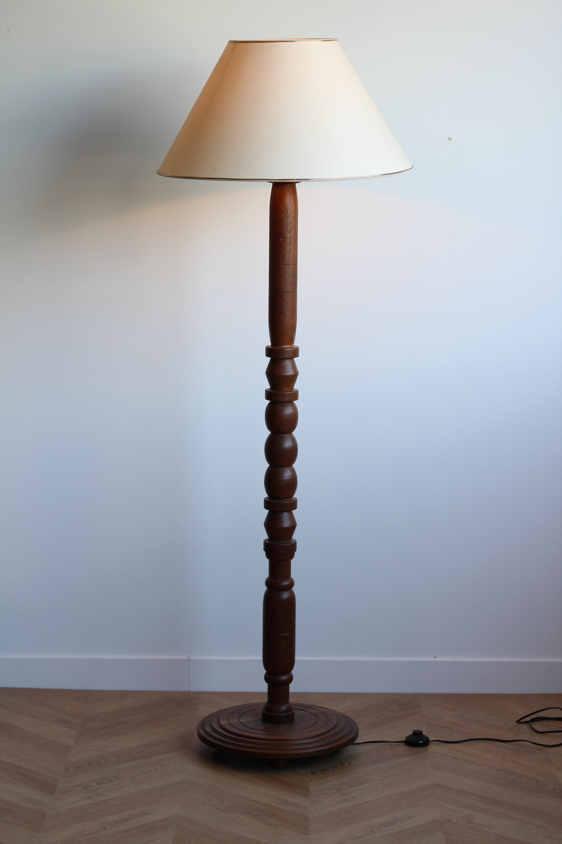 Grand lampadaire en bois tourné, années 50