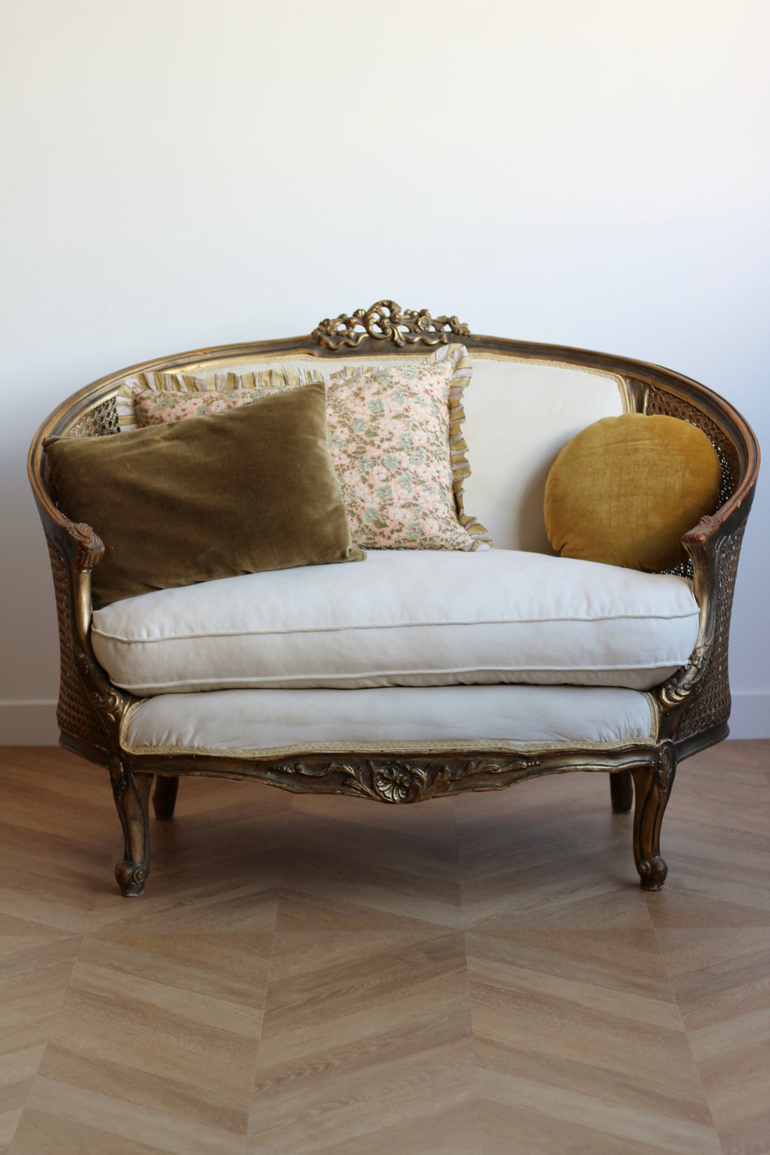 Banquette corbeille ancienne en bois doré et cannage - Style Louis XV