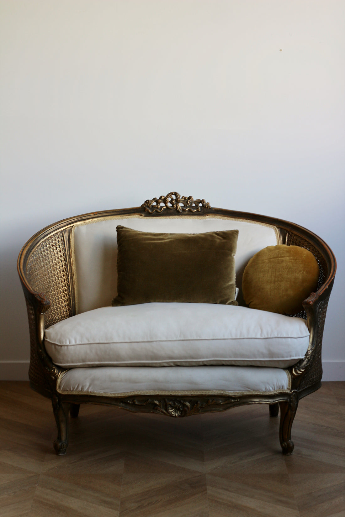 Banquette corbeille ancienne en bois doré et cannage - Style Louis XV
