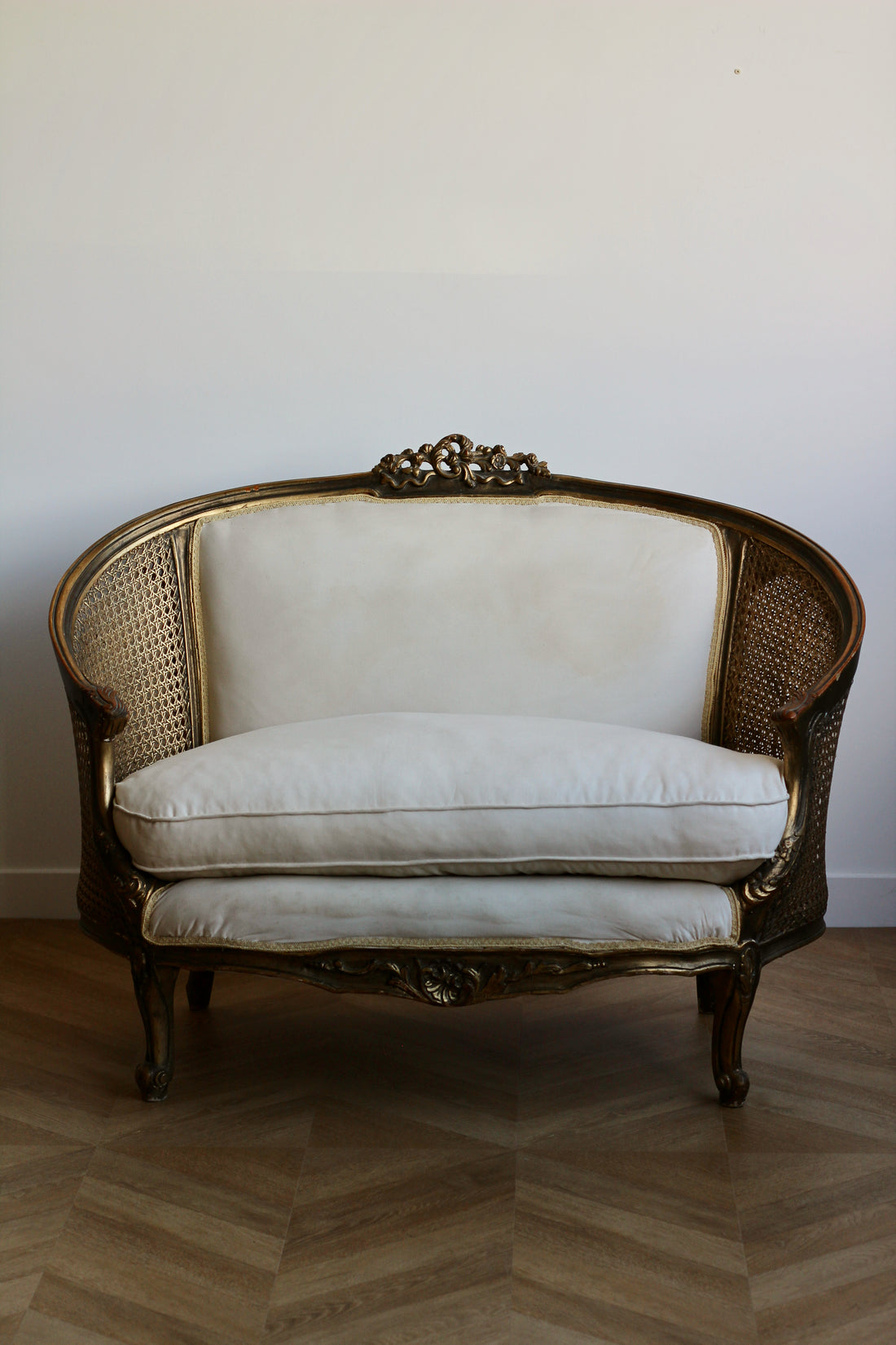 Banquette corbeille ancienne en bois doré et cannage - Style Louis XV
