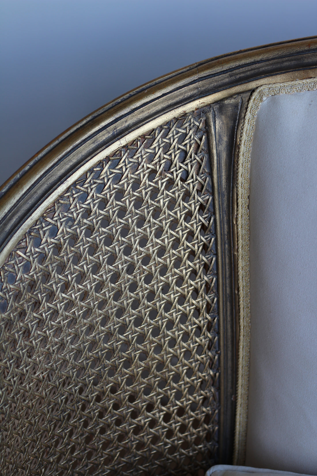 Banquette corbeille ancienne en bois doré et cannage - Style Louis XV