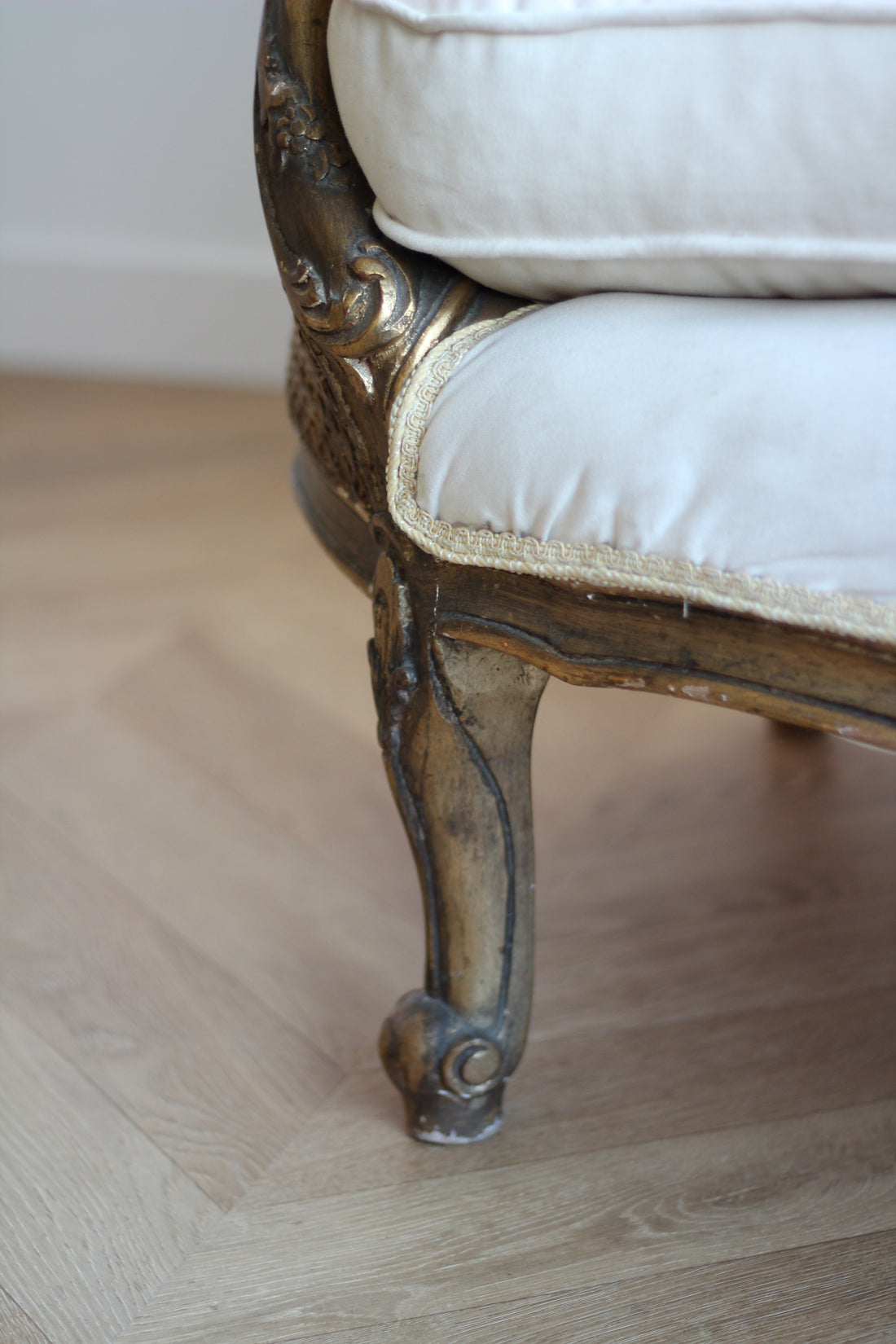Banquette corbeille ancienne en bois doré et cannage - Style Louis XV