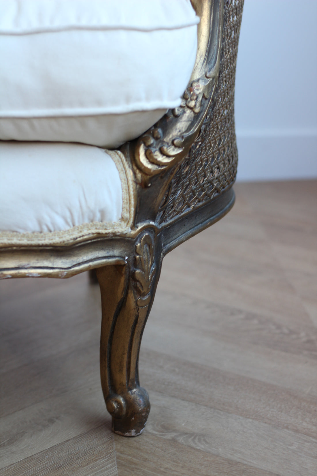 Banquette corbeille ancienne en bois doré et cannage - Style Louis XV
