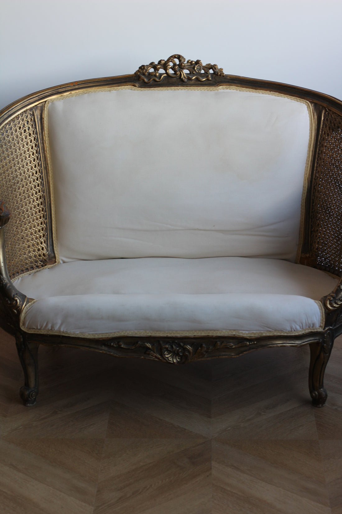 Banquette corbeille ancienne en bois doré et cannage - Style Louis XV