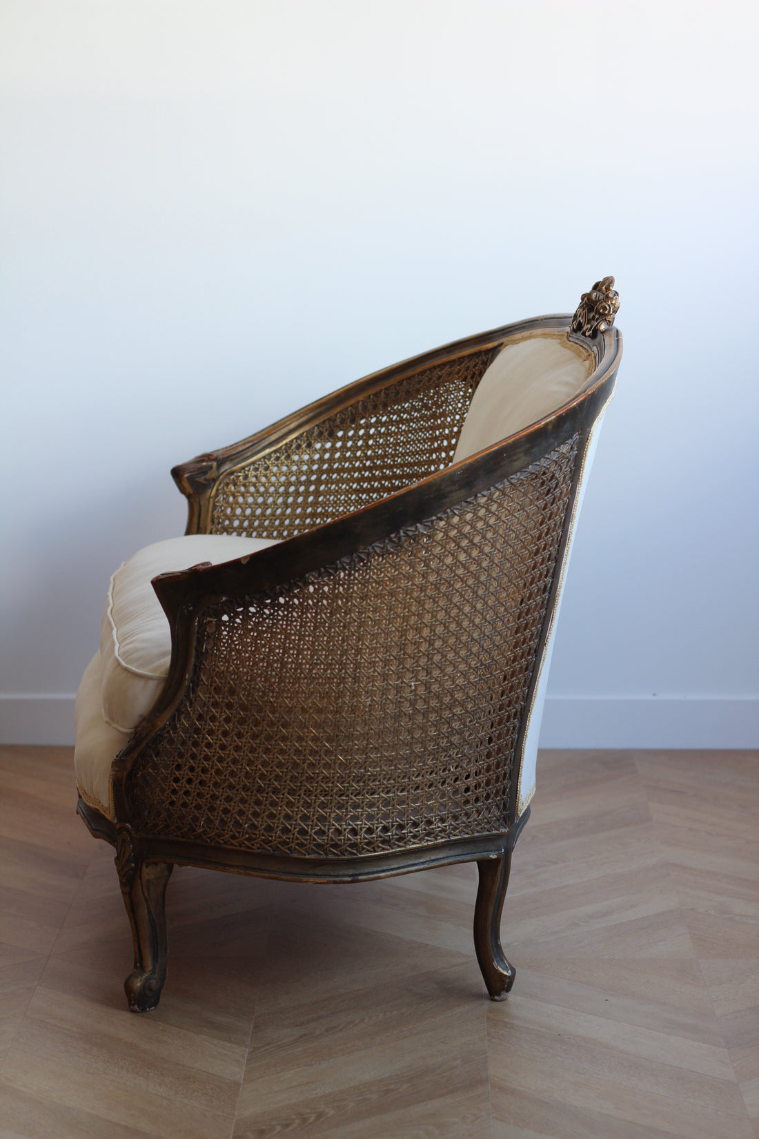 Banquette corbeille ancienne en bois doré et cannage - Style Louis XV