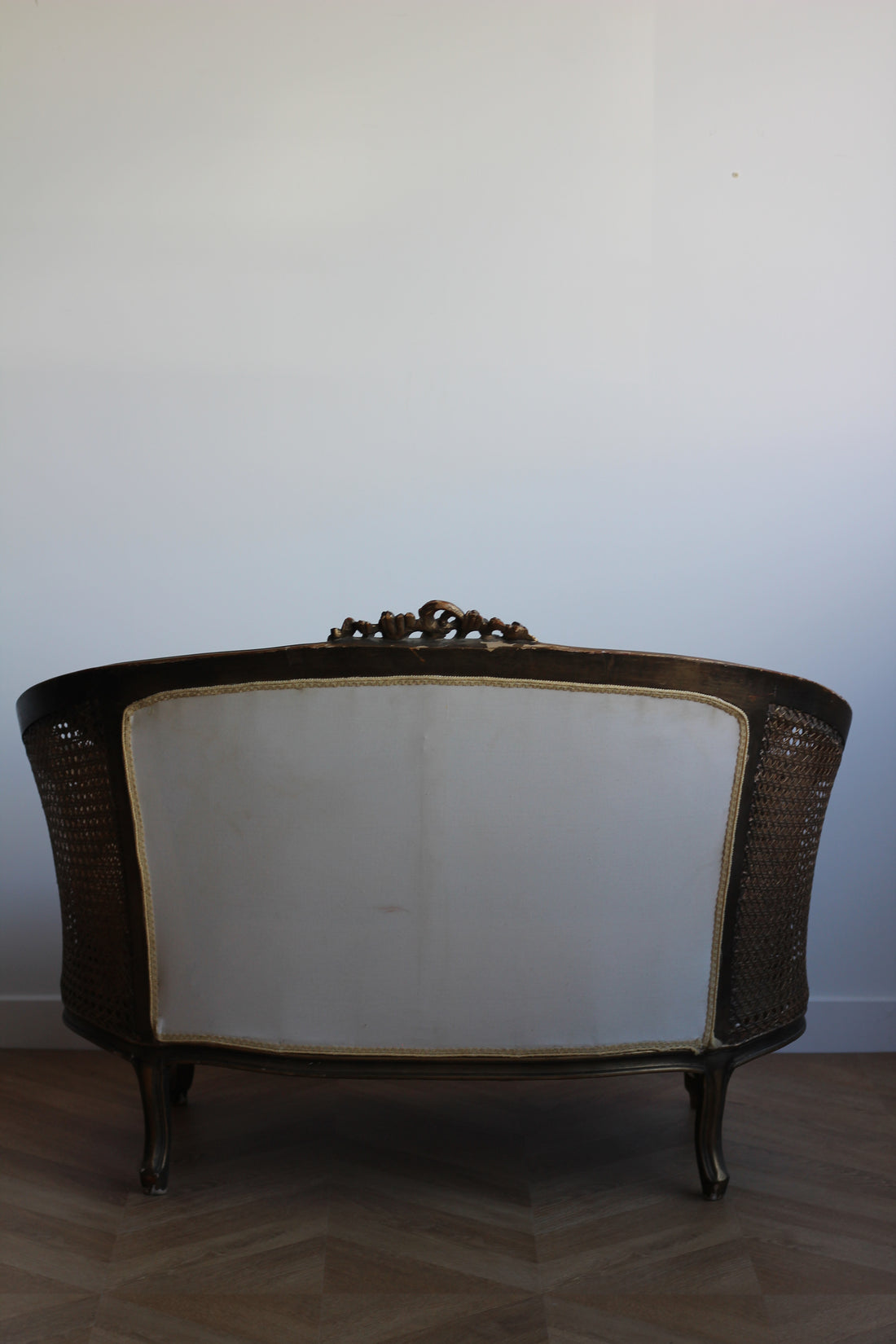 Banquette corbeille ancienne en bois doré et cannage - Style Louis XV