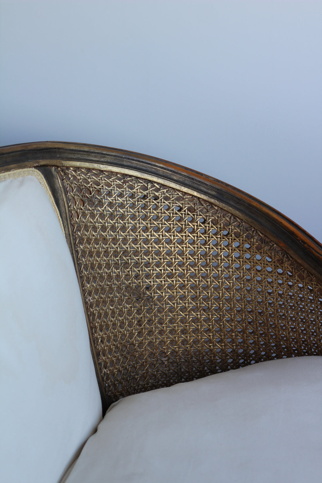 Banquette corbeille ancienne en bois doré et cannage - Style Louis XV