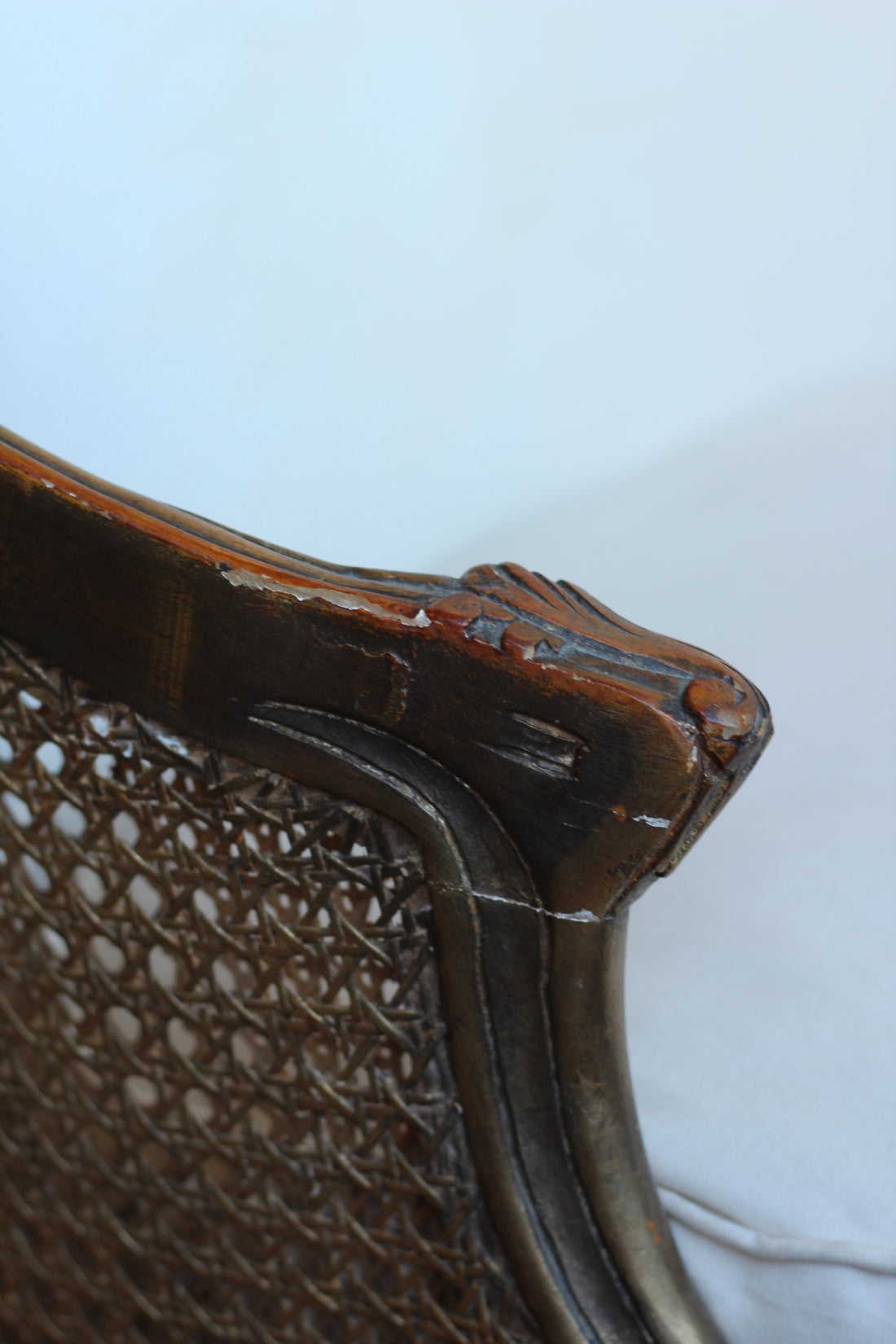Banquette corbeille ancienne en bois doré et cannage - Style Louis XV