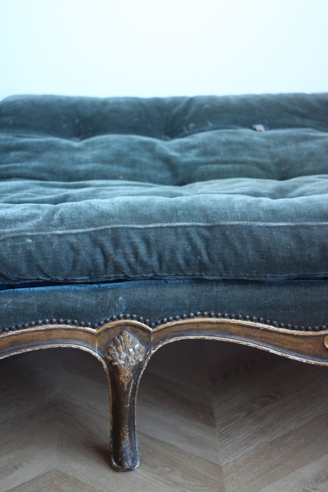 Grande méridienne en velours style Louis XV, vers 1890-1900
