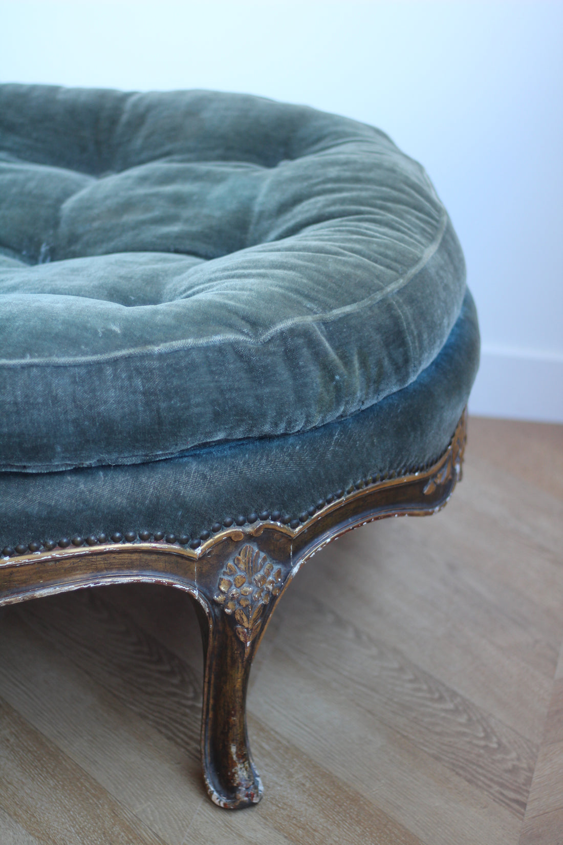Grande méridienne en velours style Louis XV, vers 1890-1900