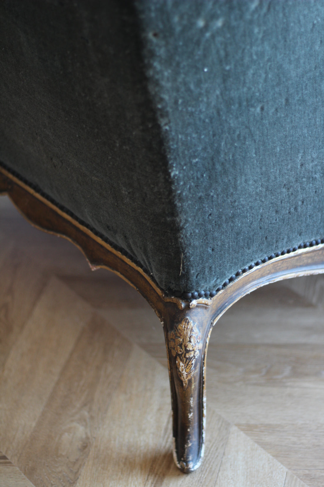 Grande méridienne en velours style Louis XV, vers 1890-1900