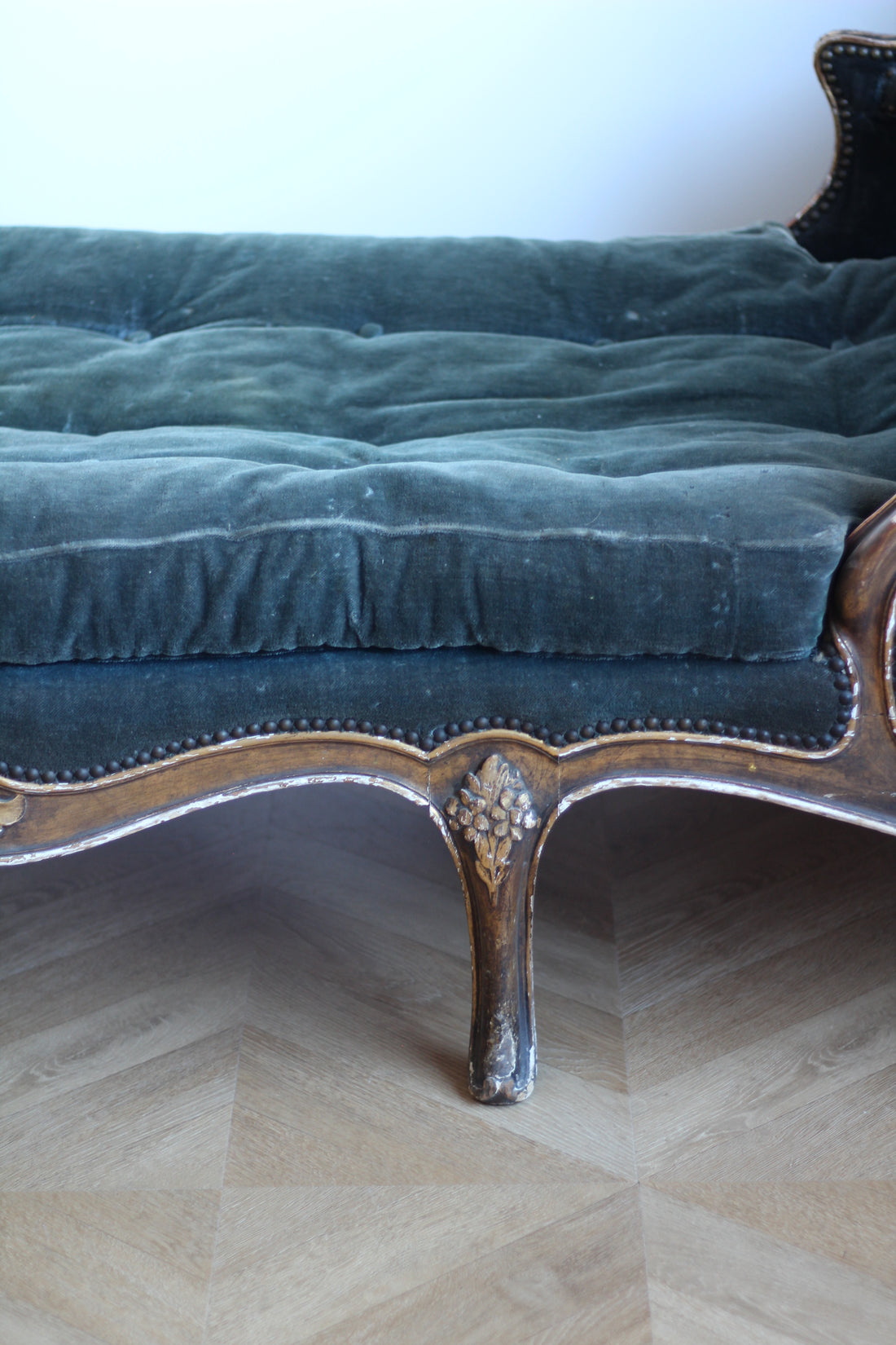 Grande méridienne en velours style Louis XV, vers 1890-1900
