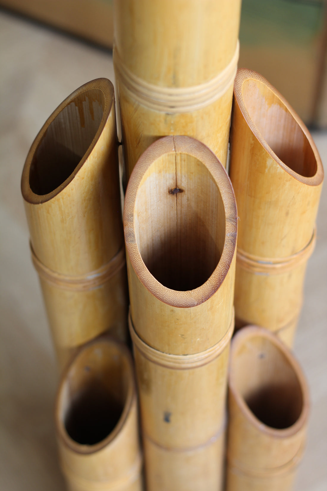Grand vase sculptural en bambou – H. 100 cm – XXe siècle